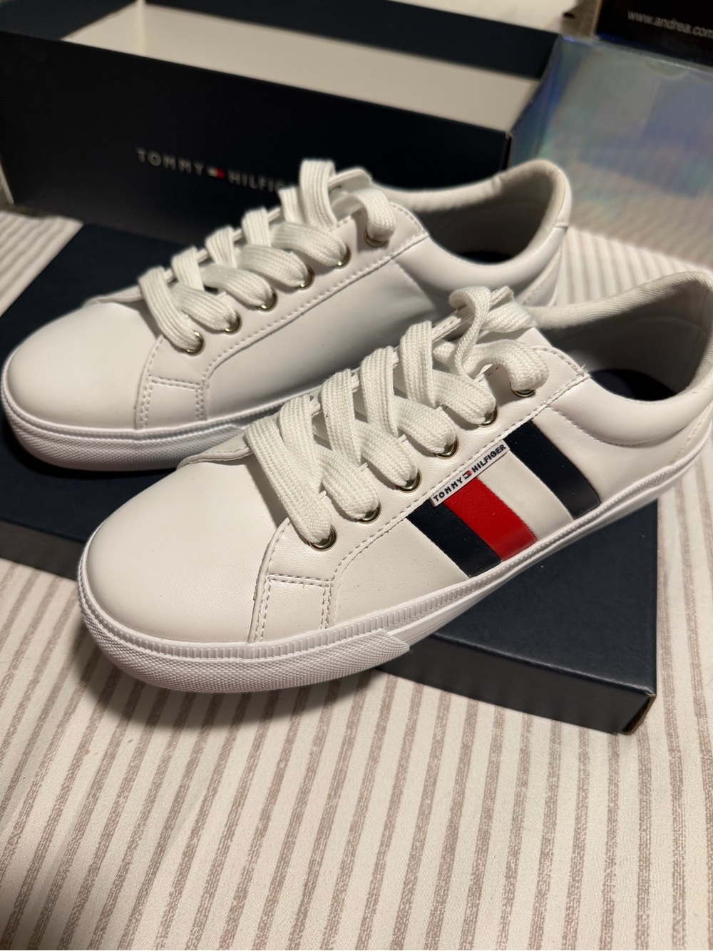 New Tommy Hilfiger Women’s White Low-Top Sneakers Size 6